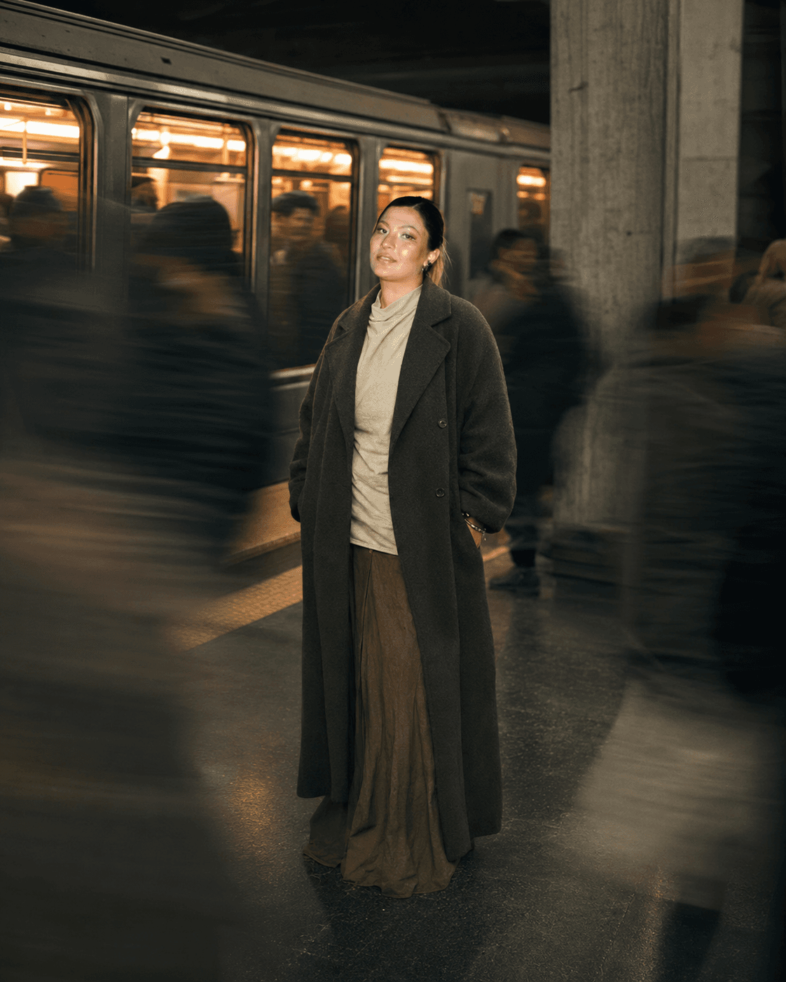 Metro platformu long-exposure editorial portresi — referans çıktı