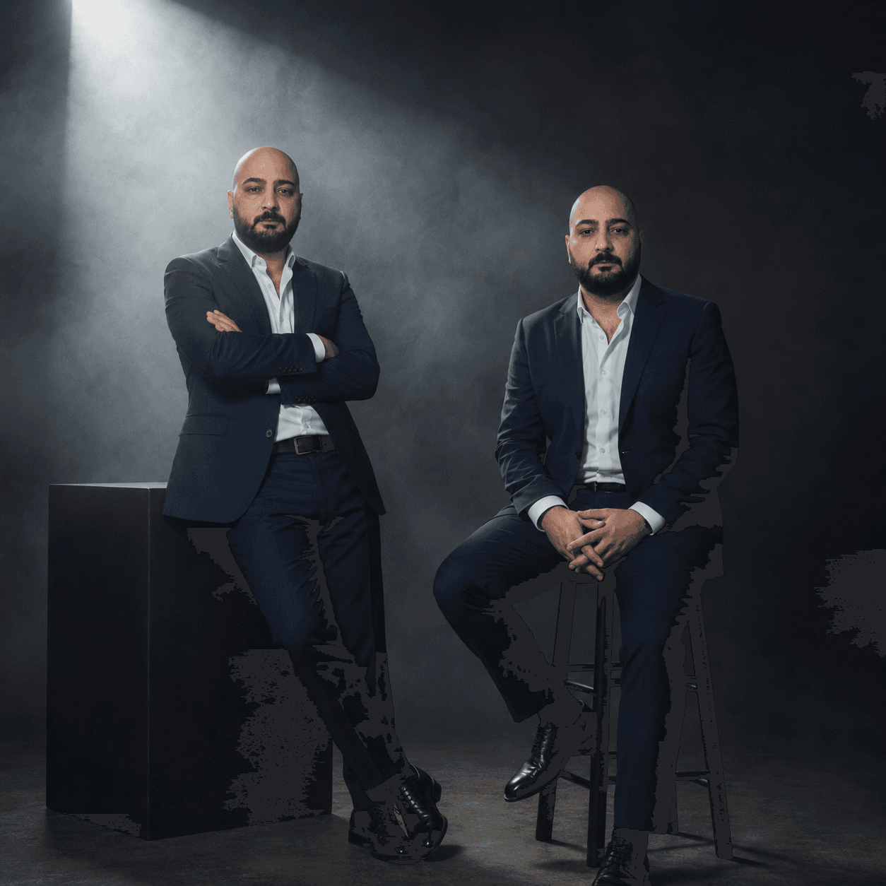 Twin-pose sinematic editorial stüdyo portresi — referans çıktı